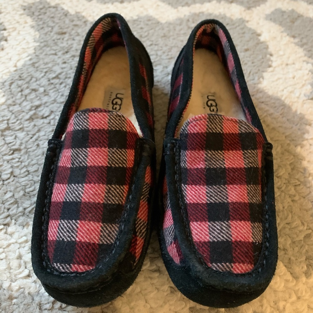 Boys Ugg slippers, size 3, like new!!! Comfy!